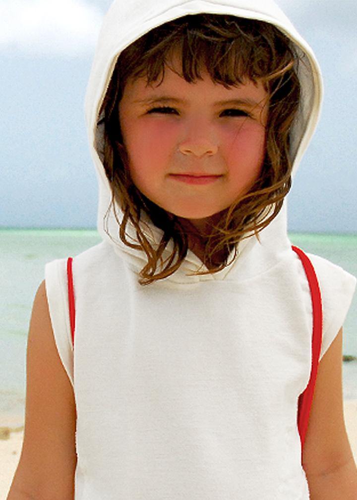 100% cotton white-off sleeveless hoodie, irregular with wide fit and a big hood to avoid de sun and annoying looks on a bad day. Unisex. Perfect to play outdoors, light, comfortable and very cool.