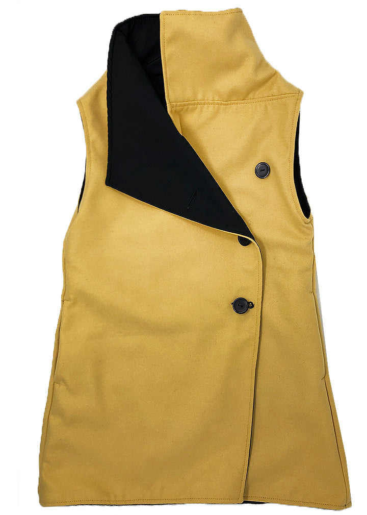Reversible sleeveless long raincoat + vest. In one side is a stylish yellow cloth vest, and in the other a super cool black sleeveless raincoat. Diagonal buttoned front, side pockets, wide armholes, detachable hood. This is a super trendy vest, so cool and smart, minimalist. Unisex.