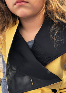 Reversible sleeveless long raincoat + vest. In one side is a stylish yellow cloth vest, and in the other a super cool black sleeveless raincoat. Diagonal buttoned front, side pockets, wide armholes, detachable hood. This is a super trendy vest, so cool and smart, minimalist. Unisex.