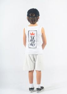 This super soft tank top in Peruvian white cotton is so light and fresh, just perfect for the beach. Unisex, with wide neck and armholes and a bright neon orange crown embroidery on the front. But the fun starts on the back, where our huge EXPLORE! print sets, so cool, inspired in street art and in the punk rebellion.