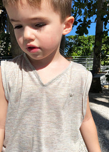 Sleeveless cotton t-shirt, sand color,  V-neck neckline and wide armholes. Crown embroidery on the front and raw edges for a very cool look. Perfect for the beach, for sports, to play at home, to sleep, to go to school.