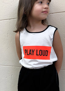 The coolest muscle-tee, with double shoulders in black morley avoiding internal seams. A large PLAY LOUD in orange and black goes straight to the point. Remind us of The Clash and the punk rebelliousness, with such a style and power that is a MUST to use non-stop. Unisex. 