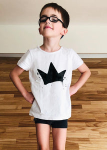 Short sleeve t-shirt in white cotton, unisex, reversible back and front.   Perfect for them who no longer want help, they are happy with the autonomy that it gives them when dressing and undressing. Handmade stamp in black, for rebels with style. Unisex. 