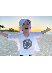 Super soft peruvian-cotton short tunic, can't be cooler, with a huge hood for sunny days. IN BLOOM gray print on the front and two reflective vinyl lines on the back, so you can spot them quickly while they are exploring at the beach.